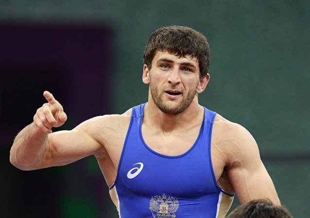 俄罗斯自由摔跤运动员进入74公斤级比赛的决赛 至少将获得银牌