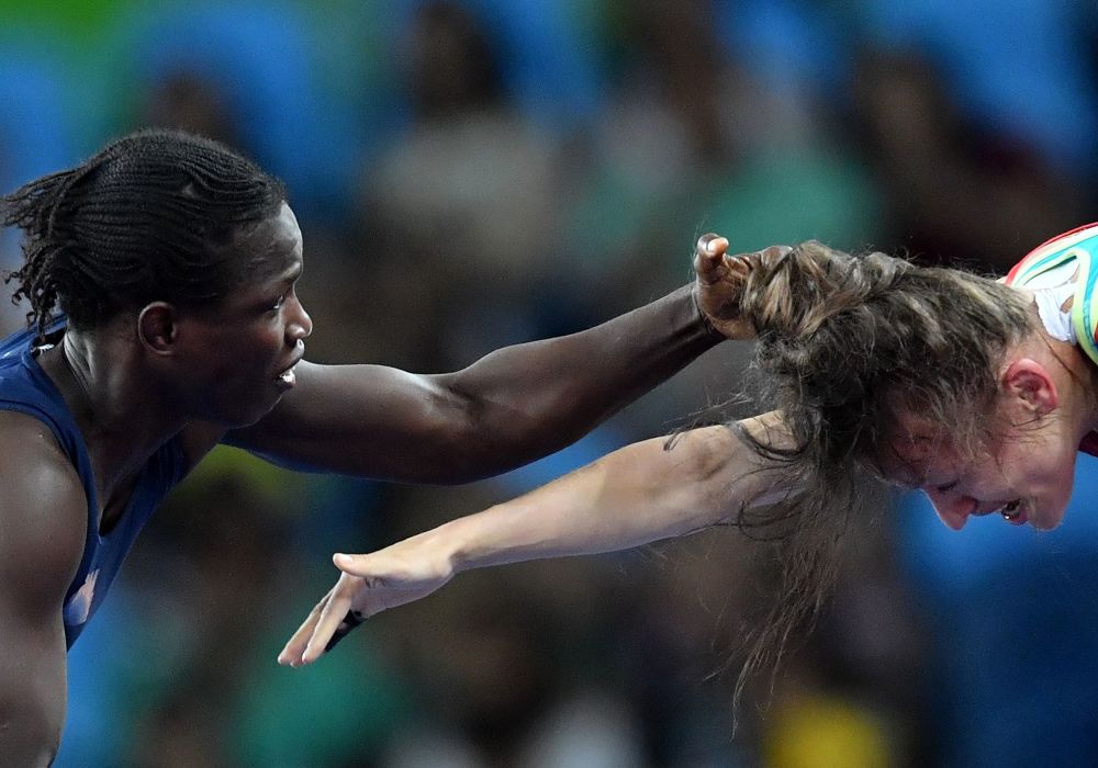 摔跤女子自由式比赛中的伊莎贝尔·桑布(塞内加尔)和纳塔利娅·西尼申