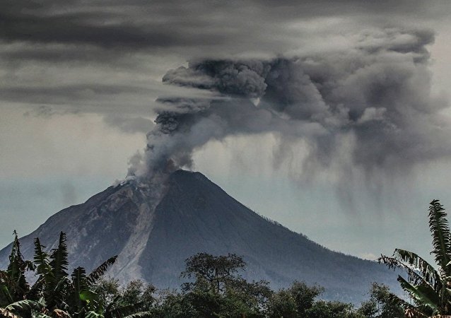 印尼巴厘岛因担心火山爆发疏散42多万人