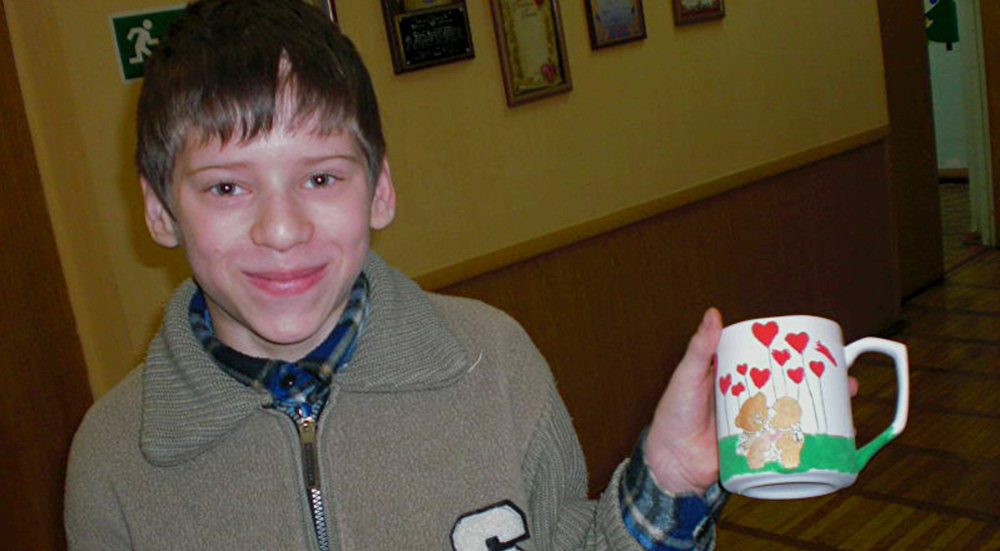 俄罗斯中国志愿者参加孤儿院慈善活动