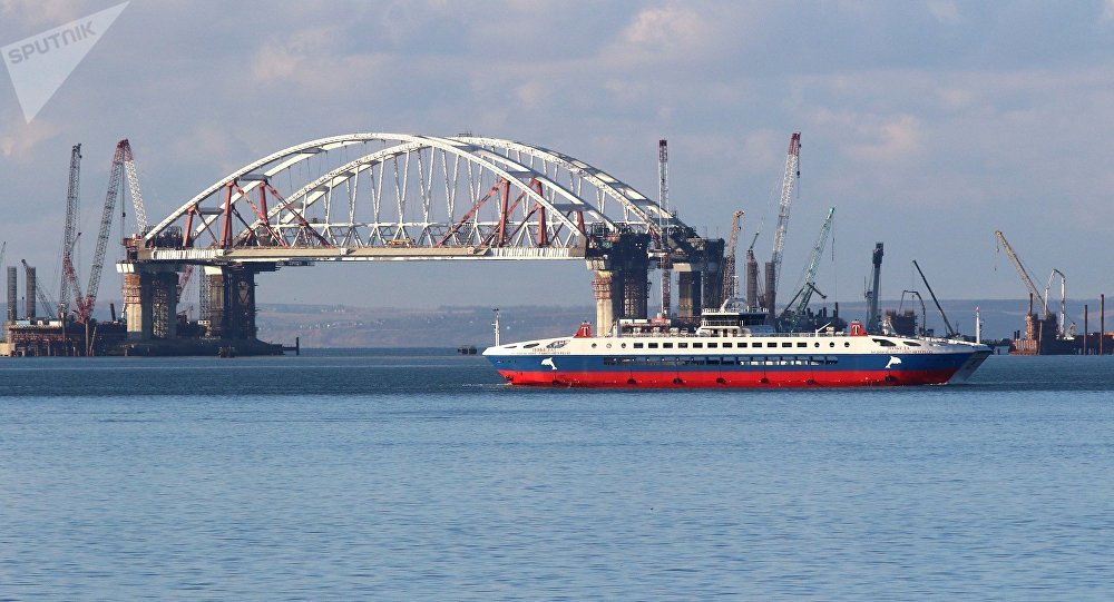 首艘船只驶过跨刻赤海峡大桥两座拱门