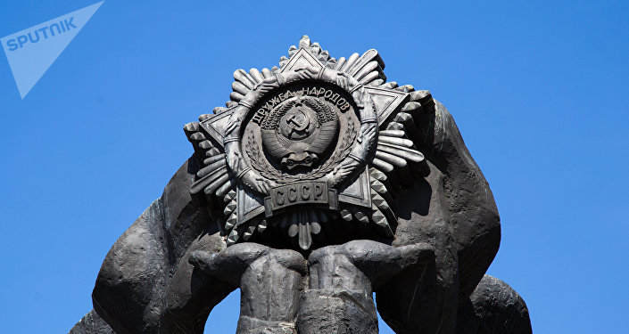 敖德萨州一居民房上挂出苏联国旗 警方对此刑事立案