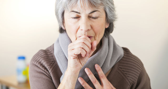 老年妇女在咳嗽