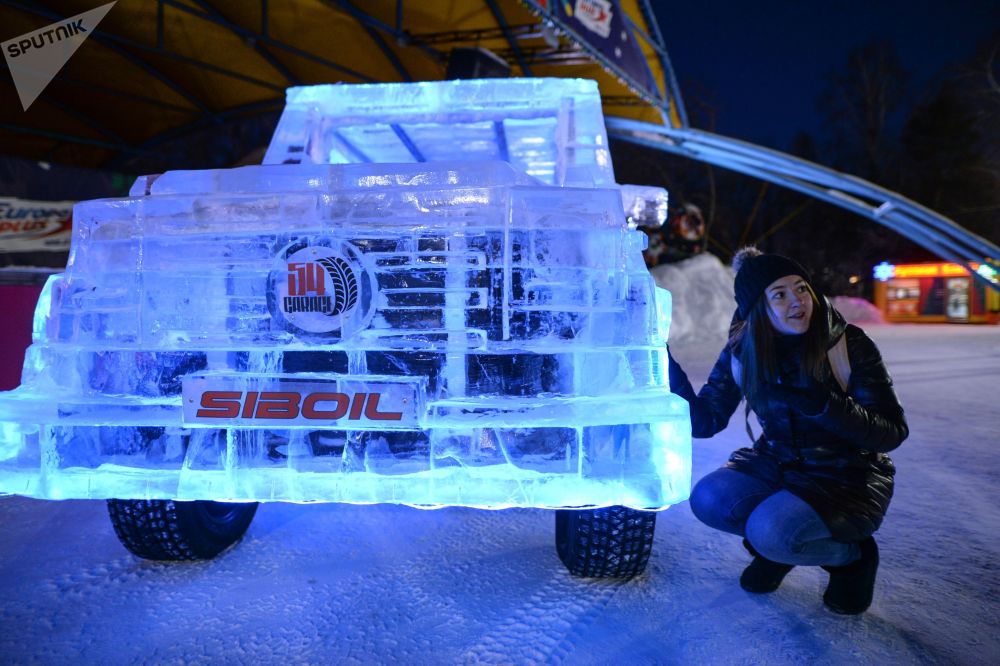 酷炫冰造汽车现俄罗斯街头博人眼球