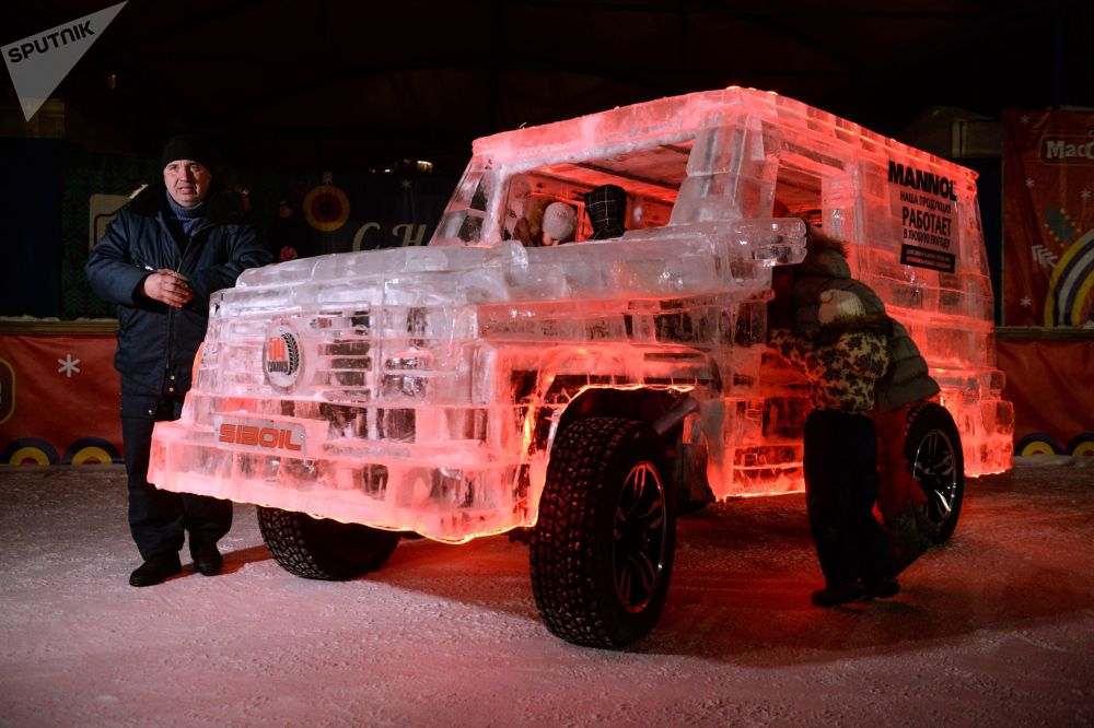酷炫冰造汽车现俄罗斯街头博人眼球