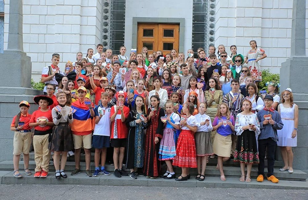 "中国人在俄罗斯"节目:阿尔泰克国际夏令营为各国小朋友构建友谊桥梁