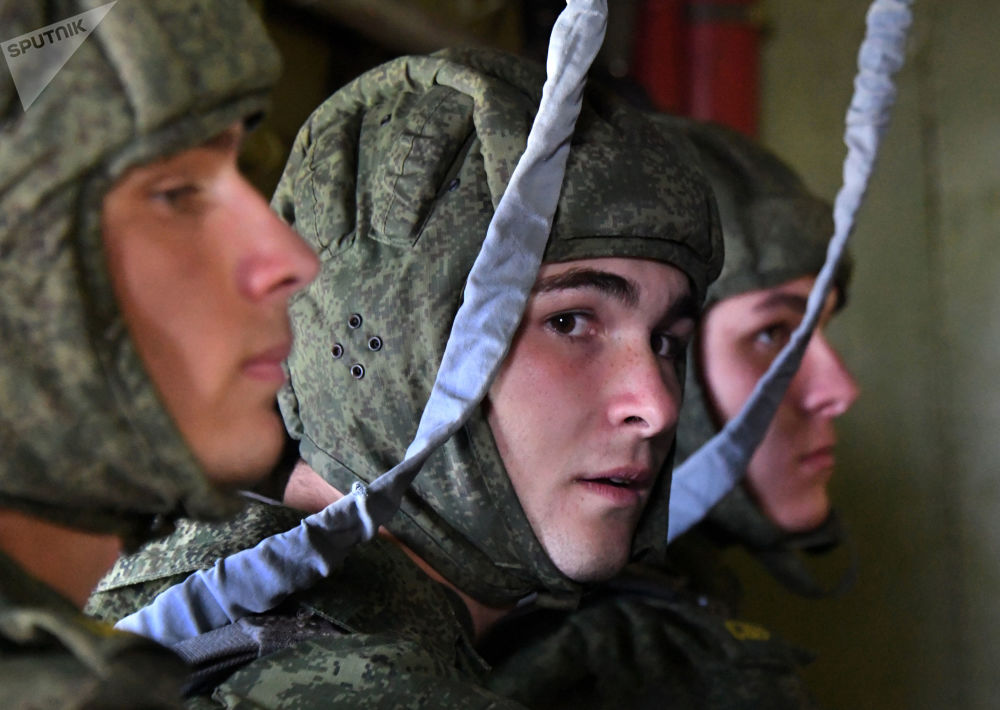跳伞前乌苏里斯克苏沃洛夫军事学校的学生们在安