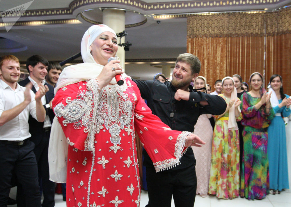 车臣共和国行政长官拉姆赞·卡德罗夫在格罗兹尼举行的盛大晚宴上与女