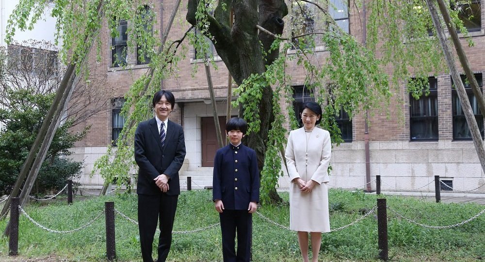 日本天皇孙子的课桌上发现暗含威胁的两把刀