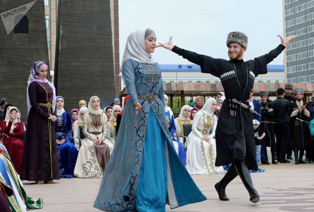 演员在格罗兹内国立戏剧音乐厅旁表演,庆祝车臣语日.