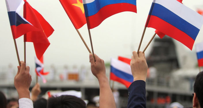 俄罗斯与越南海军在金兰湾举行联合演习