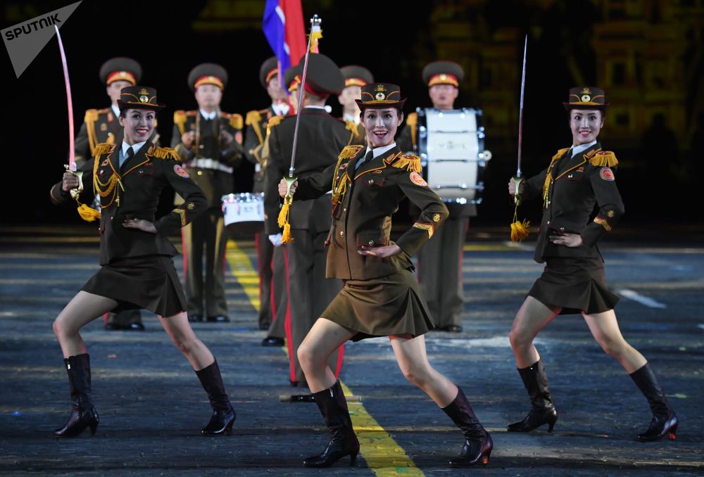 朝鲜人民军军乐团女兵亮相俄罗斯"救世主塔楼"国际军乐节