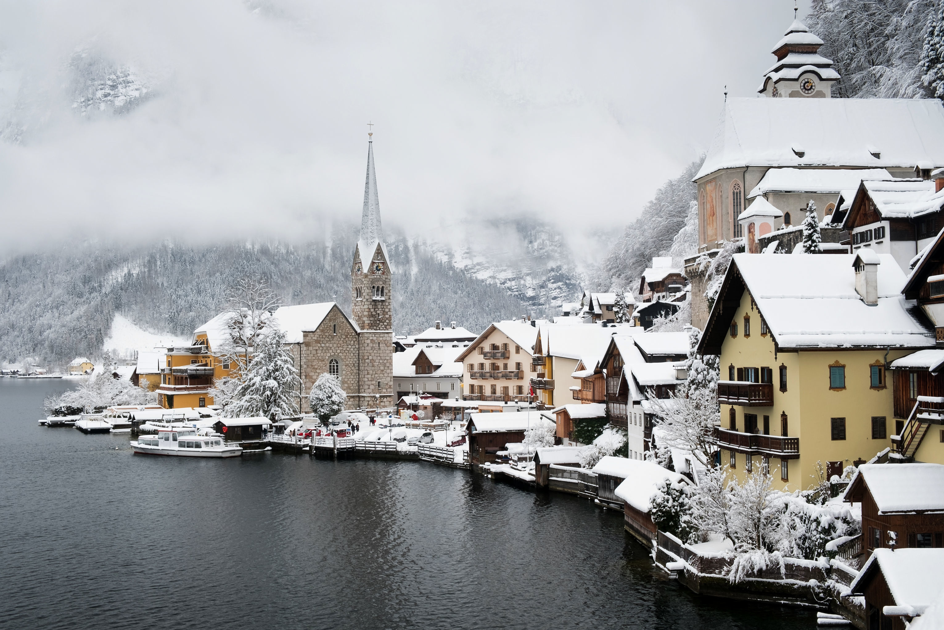 游客正在摧毁酷似《冰雪奇缘》艾伦戴尔王国的奥地利小镇