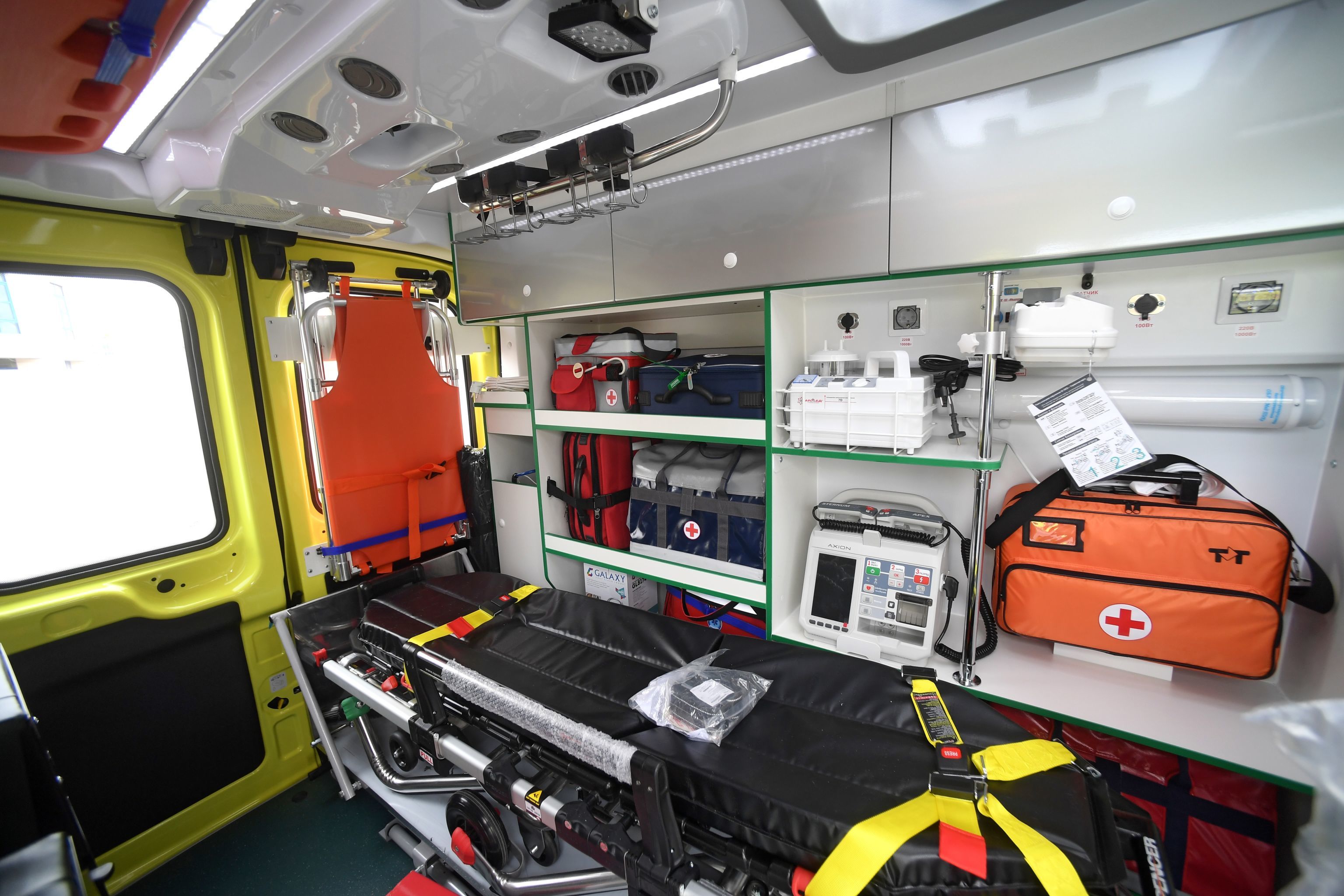 现代化急救车是车轮上的微型医院