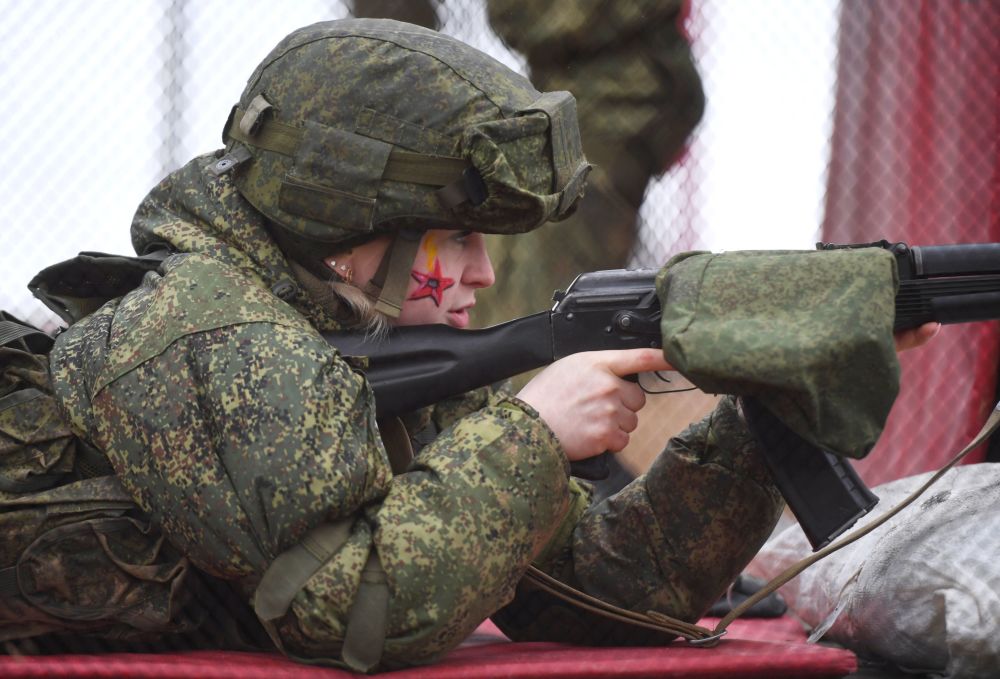 迷彩之下:全俄女兵选美和专业技能大赛 