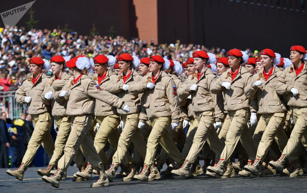 胜利日阅兵式上身着戎装的靓丽倩影