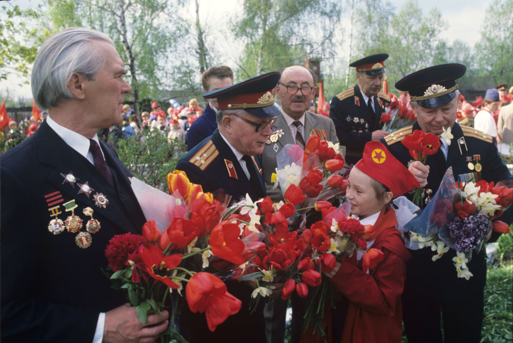 1989年少先队员们在胜利日向老战士们祝贺节日