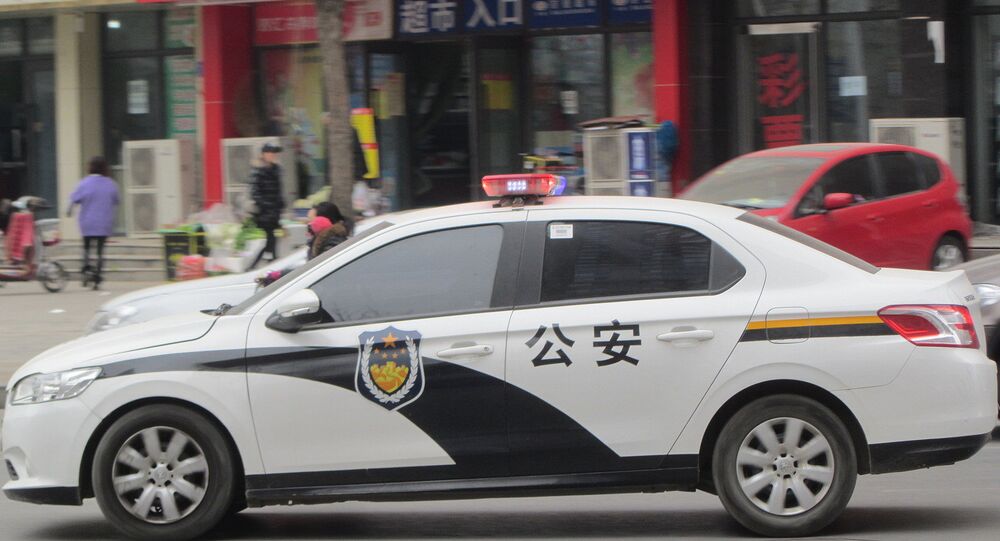 北京交警开始对百度无人驾驶汽车进行上路测试后的检查工作