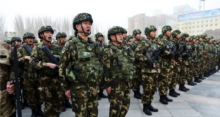 新疆喀什地区"反恐维稳誓师大会"现场,千余军,警,民兵等方队集结待命.