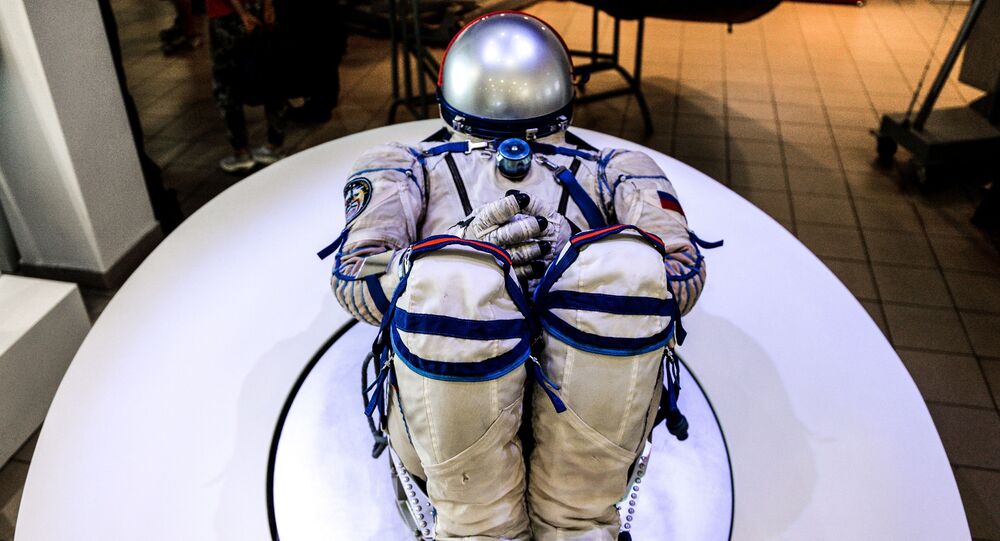 阿联酋宇航员在飞往国际空间站前首次试穿俄宇航服
